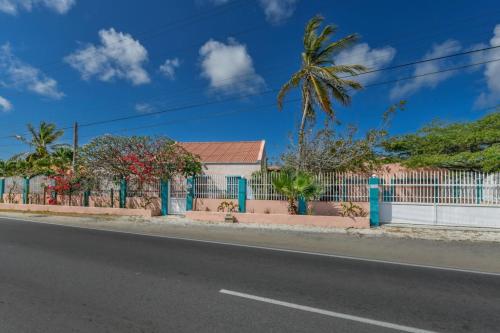 Фасада на хотела, NEW Listing Beachfront Suite and Spacious Patio in Саванета