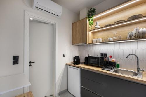 Oraya Chic Studio with Balcony in Athens - image 6