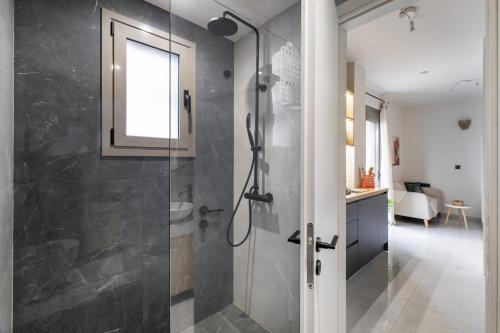 Oraya Chic Studio with Balcony in Athens - image 8