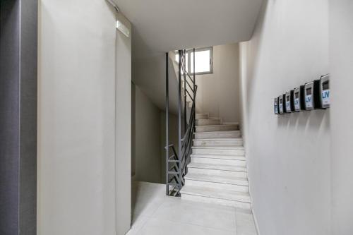 Oraya Chic Studio with Balcony in Athens - image 3