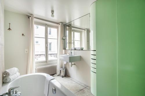 Facilities, Montmartre Home in Montmartre