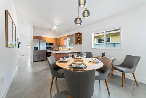 Modern Hialeah Escape Backyard Casino Park in Hialeah (Florida)