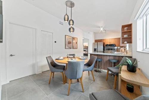 Modern Hialeah Escape Backyard Casino Park in Hialeah (Florida)