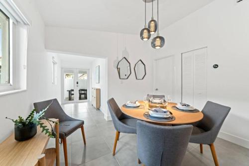 Modern Hialeah Escape Backyard Casino Park in Hialeah (Florida)