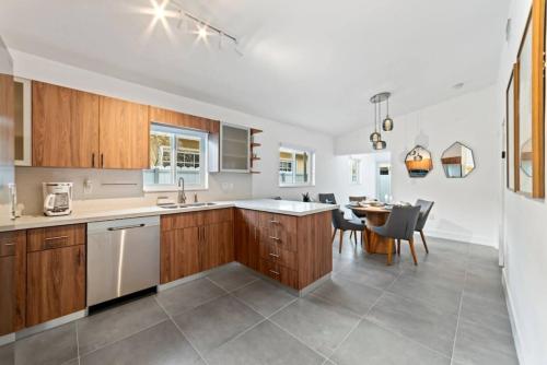 Modern Hialeah Escape Backyard Casino Park in Hialeah (Florida)