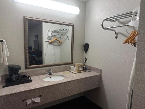 Econo Lodge Inn & Suites Searcy - image 29