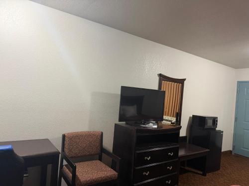 Econo Lodge Inn & Suites Searcy - image 36