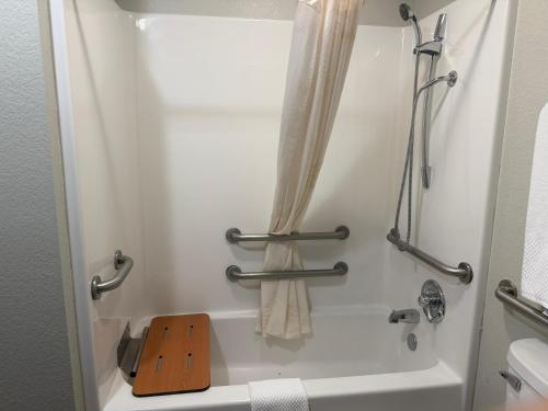 Econo Lodge Inn & Suites Searcy - image 37