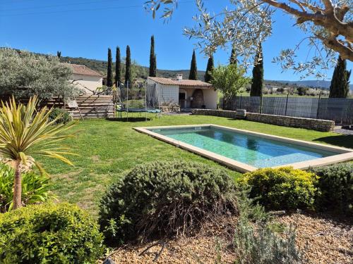 Maison avec piscine et vue sur le Mont-Ventoux gîte à louer Les Gauchers