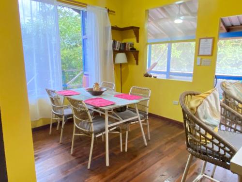 The Howler Jungle House and Cabanas in Burrell Boom