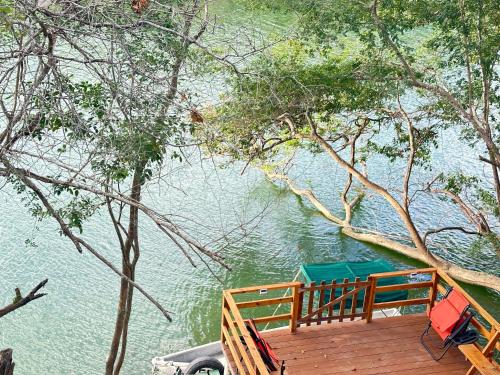The Howler Jungle House and Cabanas in Burrell Boom