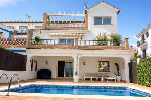Large Family Townhouse with private pool in Benahavis Village gîte à louer Benahavís