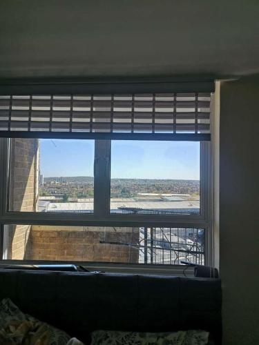 Bright & Modern Flat with Skyline Views - main image