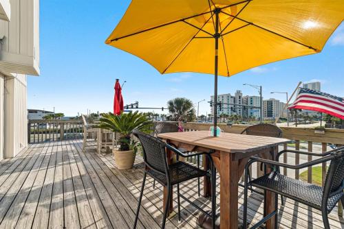 South Winds 2-Updated Condo-Beach views-Walk to Hangout-FREE PARKING near Pink Pony Pub