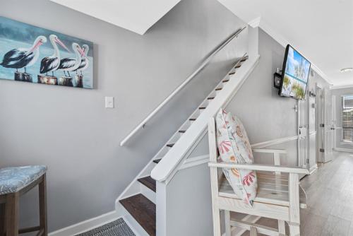 South Winds 2-Updated Condo-Beach views-Walk to Hangout-FREE PARKING near Pink Pony Pub