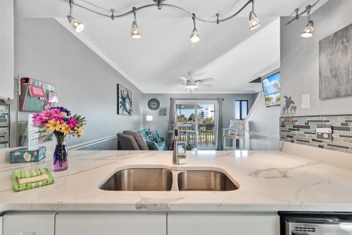 South Winds 2-Updated Condo-Beach views-Walk to Hangout-FREE PARKING near Pink Pony Pub