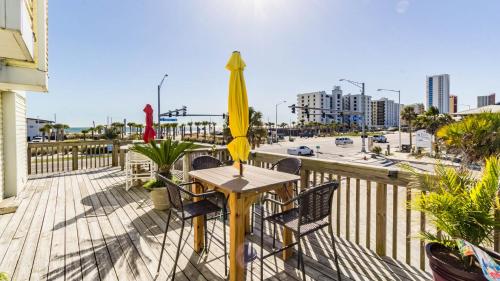 South Winds 2-Updated Condo-Beach views-Walk to Hangout-FREE PARKING near Pink Pony Pub