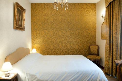 Hotel de la Poste Hotel de la Poste is conveniently located in the popular Corps area. Featuring a satisfying list of amenities, guests will find their stay at the property a comfortable one. Service-minded staff will 