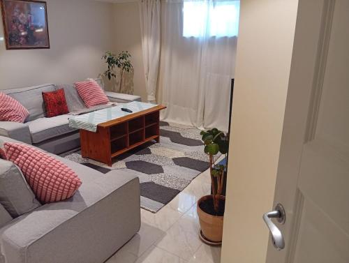 Spacious apt 3 sleeping areas & private entrance – khách sạn tại Krokslätt