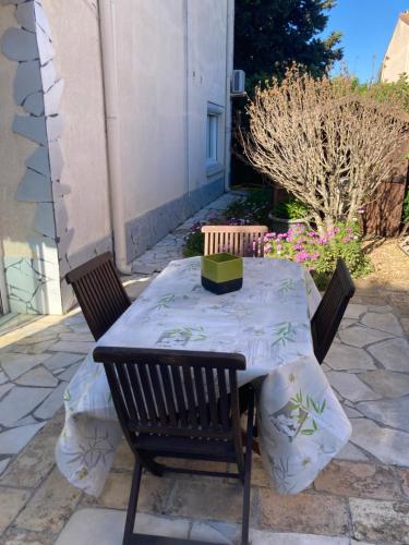 appartement tout equipe 2 chambres avec piscine in Mudaison