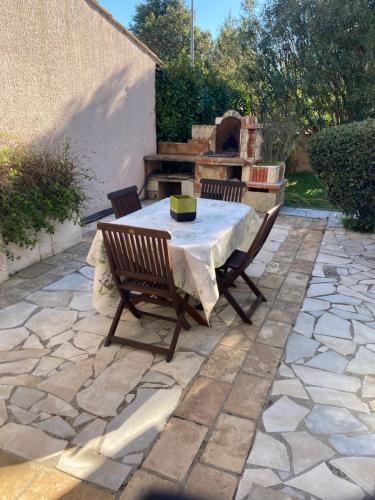 appartement tout equipe 2 chambres avec piscine in Mudaison