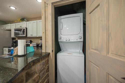 Smoky Pines Chalet - image 3