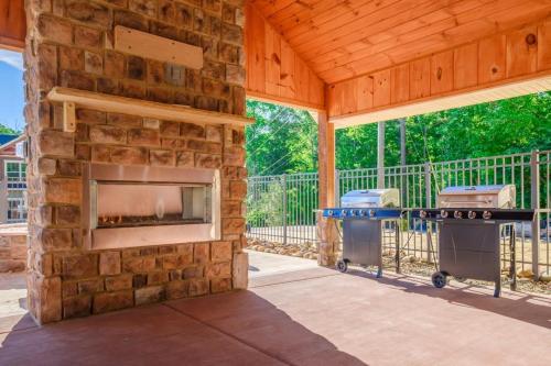 Smoky Pines Chalet - image 14