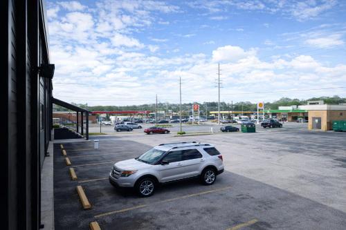 Quarters Inn & Suites - image 36