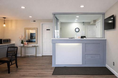 Quarters Inn & Suites - image 26