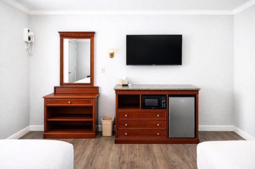 Quarters Inn & Suites - image 42