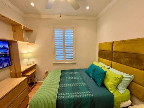 The Scandinavian Contemporary Goud & Blauw in Auburndale (FL)