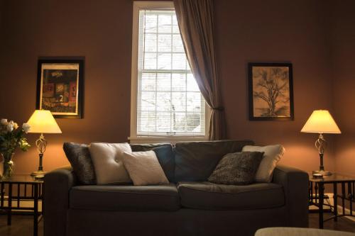 Deluxe Queen Suite room in Clifford House Private Home B&B