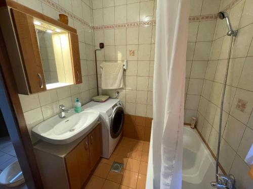 Pr Španc, Apartment on a sunny farm, Laško (Pr Spanc, Apartment on a sunny farm, Lasko) in Dol Pri Hrastniku