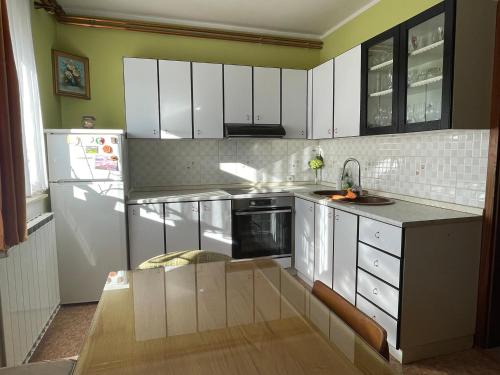 Pr Španc, Apartment on a sunny farm, Laško (Pr Spanc, Apartment on a sunny farm, Lasko) in Dol Pri Hrastniku