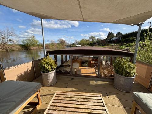 Unique 2 Bed Waterside Retreat Pet Friendly in Upton upon Severn