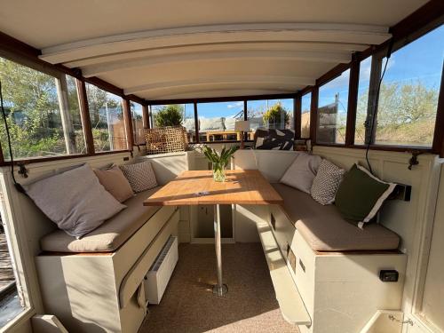Unique 2 Bed Waterside Retreat Pet Friendly in Upton upon Severn