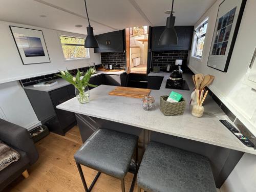 Unique 2 Bed Waterside Retreat Pet Friendly in Upton upon Severn