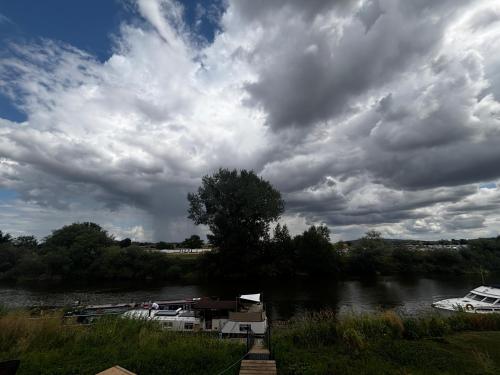 Unique 2 Bed Waterside Retreat Pet Friendly in Upton upon Severn