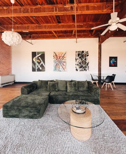 420 Friendly Loft Skyline/Canada View Free Parking in Detroit, USA