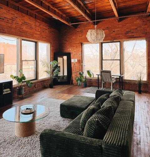 420 Friendly SKYLINE view Downtown Loft FREE Parking – khách sạn tại West Side Industrial