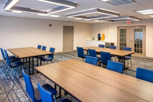 Holiday Inn Express Hotel & Suites Wichita Airport an IHG Hotel - image 33