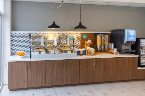 Holiday Inn Express Hotel & Suites Wichita Airport an IHG Hotel - image 35