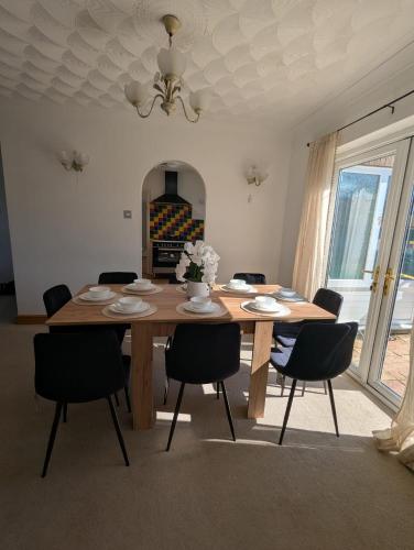 Thetford Retreat with pool, Jacuzzi, parking, Wi-Fi in 米登霍爾