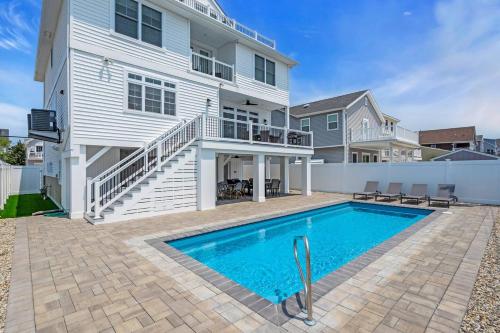 Half Block 2 Beach, 5BR with Pool, Linens & Towels in 湯姆斯河