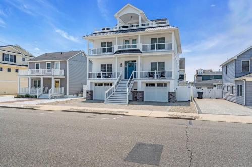 Half Block 2 Beach, 5BR with Pool, Linens & Towels in 湯姆斯河