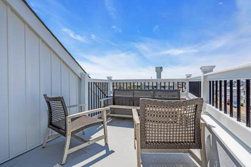 Half Block 2 Beach, 5BR with Pool, Linens & Towels in 湯姆斯河