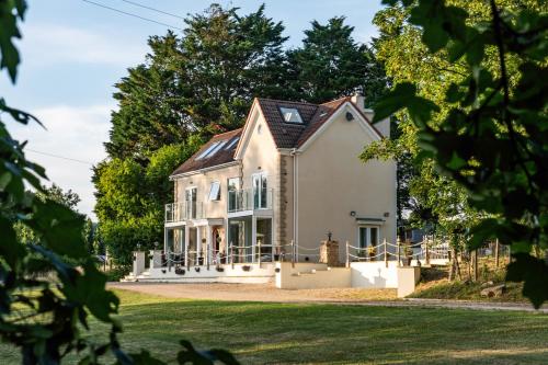 The Manor Hot Tub Escape - Celebrations & Retreats in Bathford