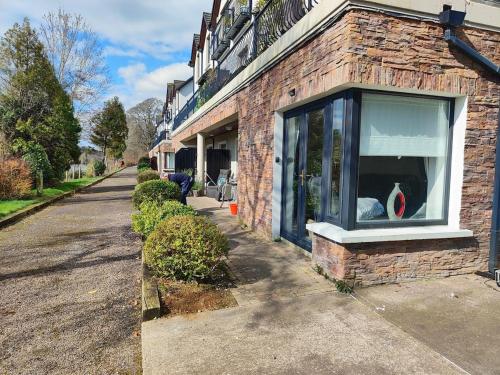 the ring of kerry riverside apartment in 格侖嘉里夫