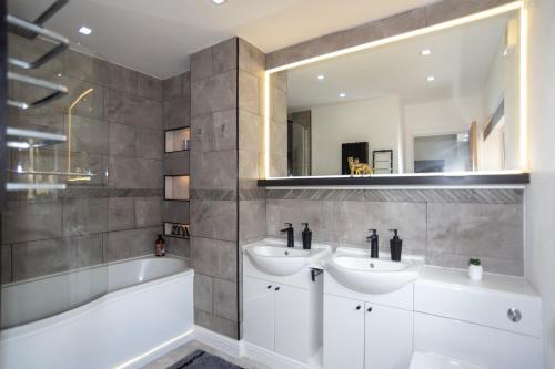 The Manor Hot Tub Escape - Celebrations & Retreats in Bathford