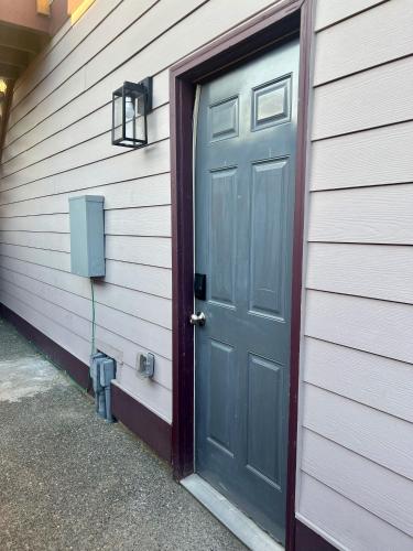 Ieeja, Modern Comfort Meets Stylish Studio in Burien (WA)